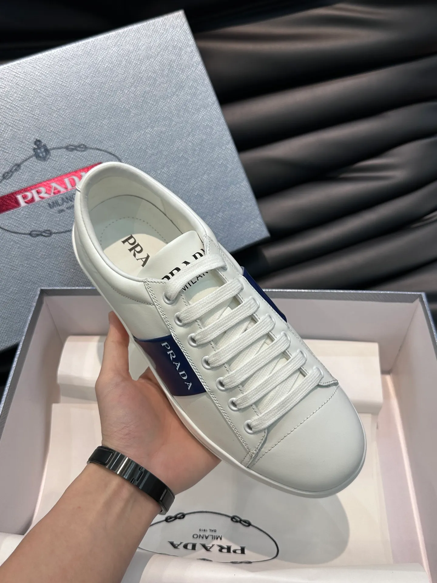 Men's shoes 💰p360 "Men's shoes 💰pRAD*" Prada's new high-end men's casual sports shoes. This leather sports shoe uses calfskin upper. The body of the shoe interprets the Prada letter brand logo from multiple angles. The brand logo is embellished on one side of the upper, all explaining the brand style. Sheepskin lining, lightweight, comfortable and durable! Size: 38-44